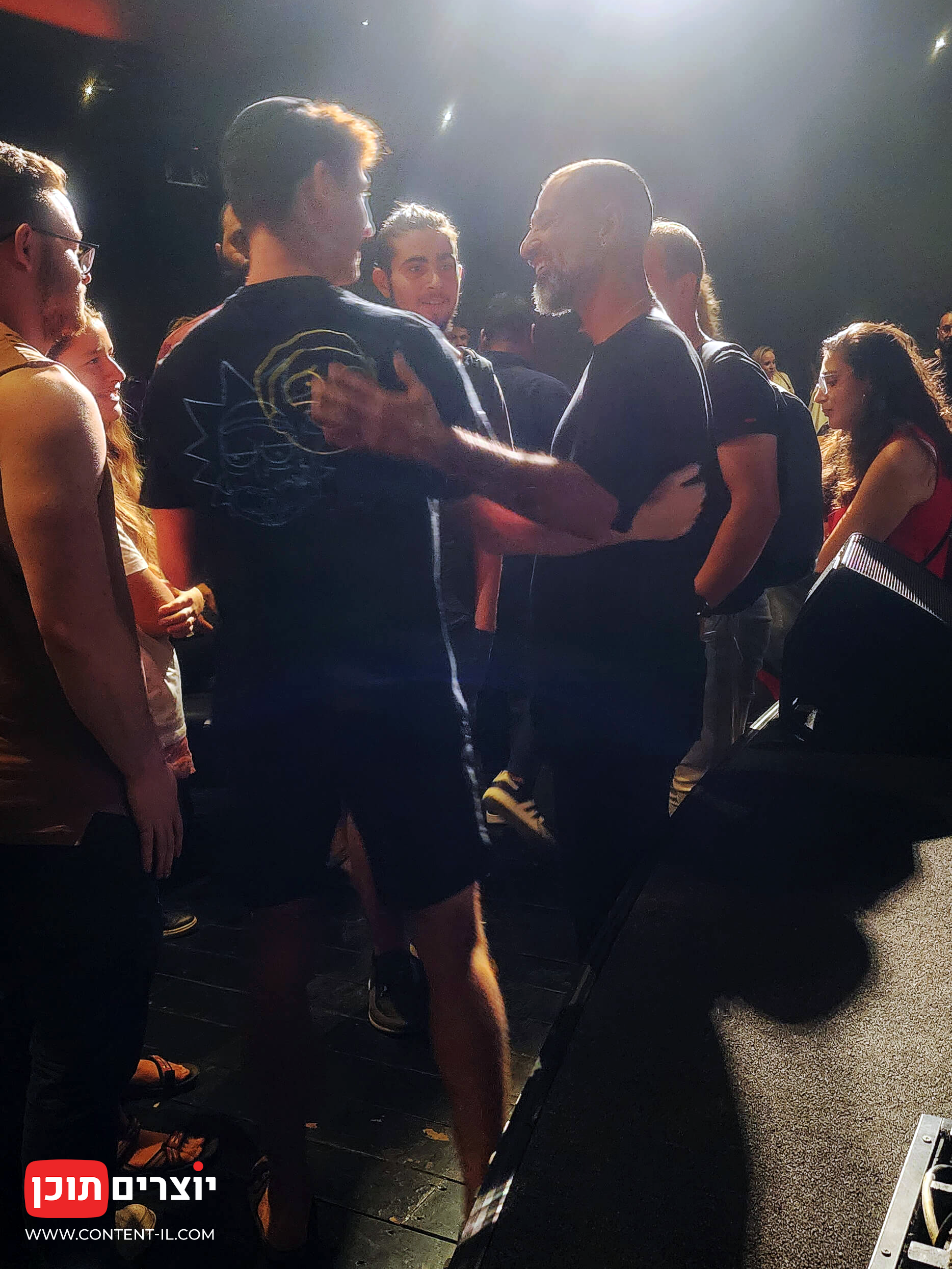 לונלי פלג מחבק אחד מאנשי הקהל בסיום ההרצאה בגריי תל אביב
